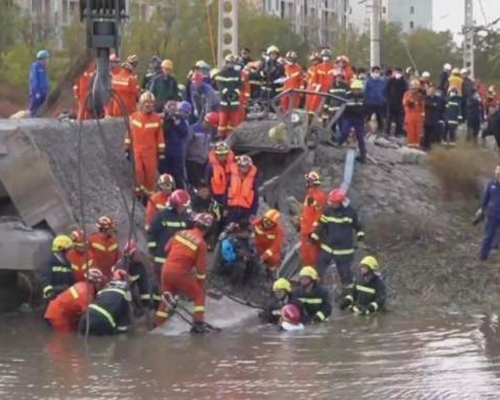 天津鐵路橋坍塌事故增至8死。(網圖)