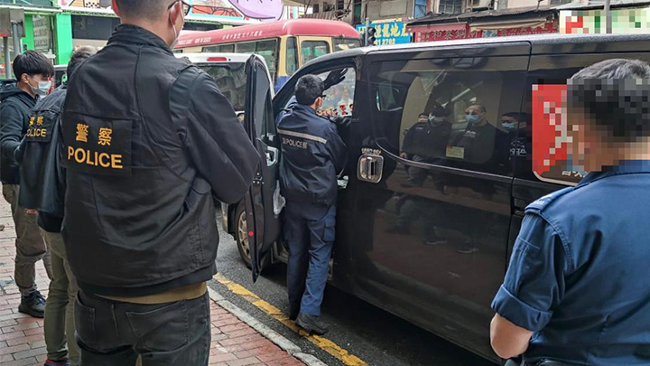 警方在輕型貨車內搜出約15克懷疑可卡因及約48克懷疑氯胺酮,總市值約5萬元。