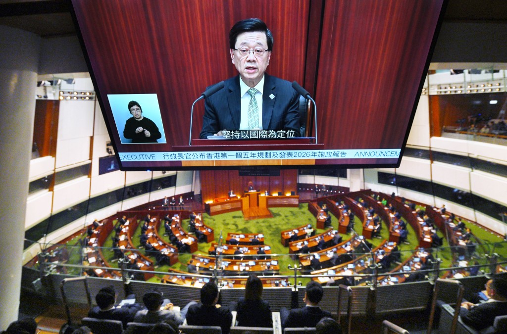李家超今早公布香港第一個五年規劃(2026—2030年),及2026年施政報告。陳浩元攝 李家超今早公布香港第一個五年規劃(2026—2030年),及2026年施政報告。陳浩元攝