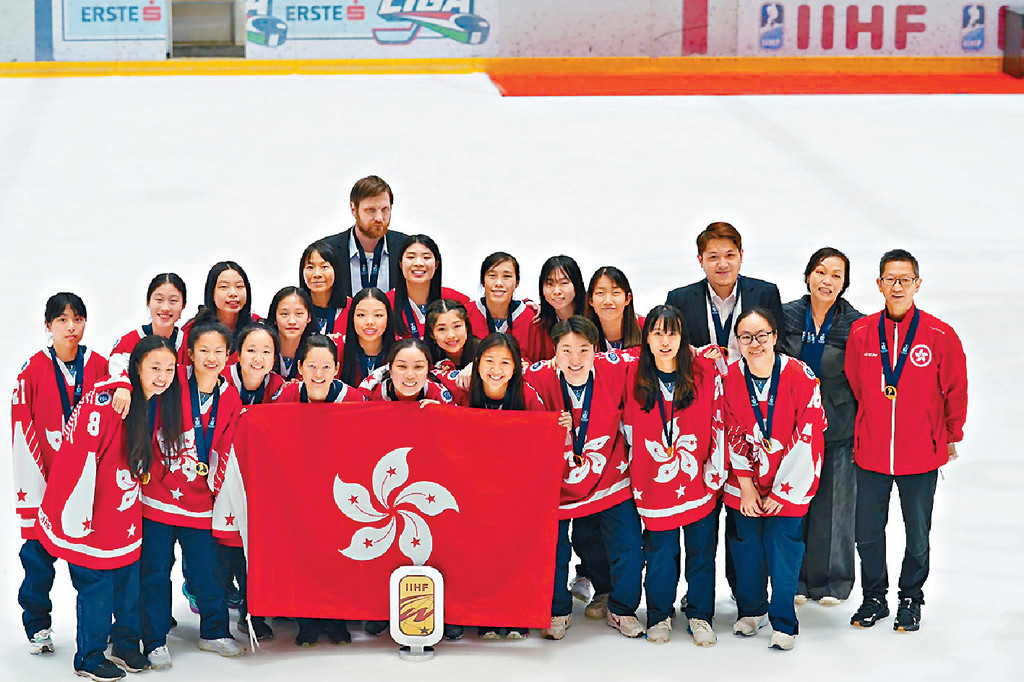 ■港隊奪冠後，持區旗合照。