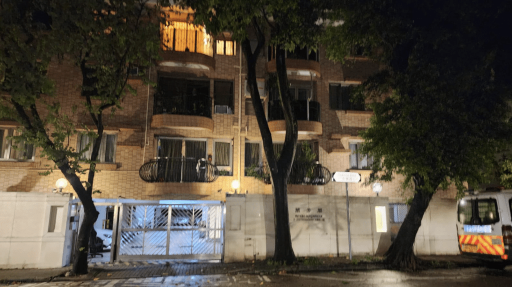 現場所見,涉案單位樓高三層,男事主受傷地點在三樓。黎志偉攝 現場所見,涉案單位樓高三層,男事主受傷地點在三樓。黎志偉攝