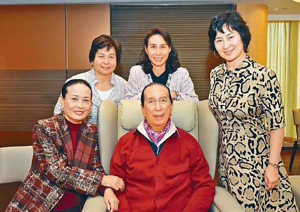 ■何太藍瓊纓與子女，捐出200萬元給公益金，為賭王賀壽。