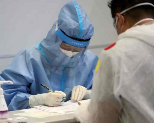 所有經深圳口岸入境的人士都必須接受核酸檢測。網圖