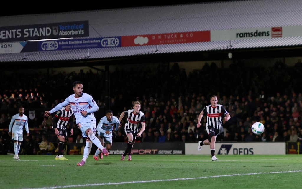 法比奧卡華路為賓福特射入12碼。路透社