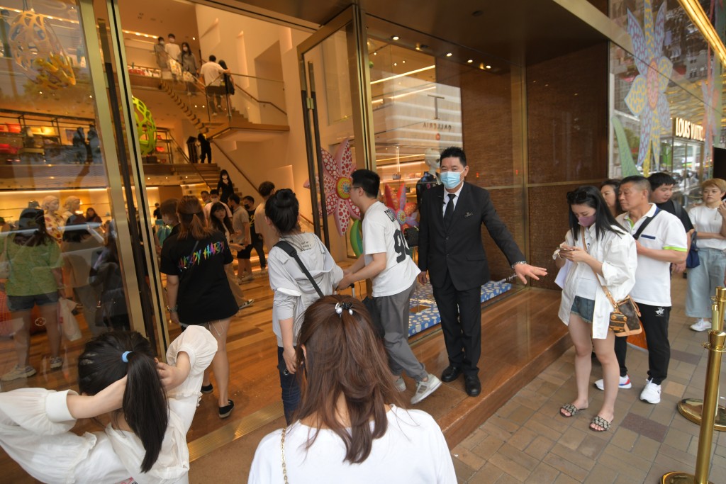遊客在名店外排隊，準備選購各式奢侈品。梁譽東攝
