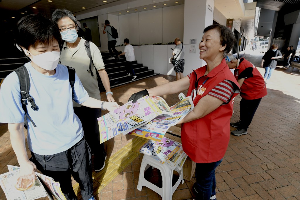 《提紙》防騙資訊豐富，市民爭相取閱。