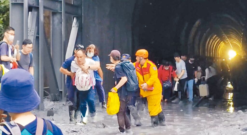台湾新自强号列车上周五（21日）在花莲和仁隧道受泥石流影响出轨。中时