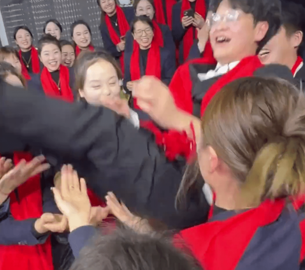 員工將絕世好老闆抱起拋向半空。