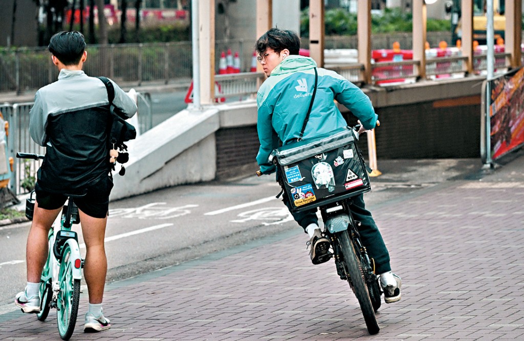 外賣平台戶戶送下月撤出香港，外賣員待遇備受關注。