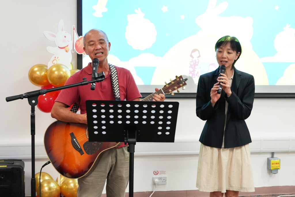 前任院長與現任院長也會在午餐時間一同出現在舞臺上，為病人提供音樂表演。（北區醫院提供相片）