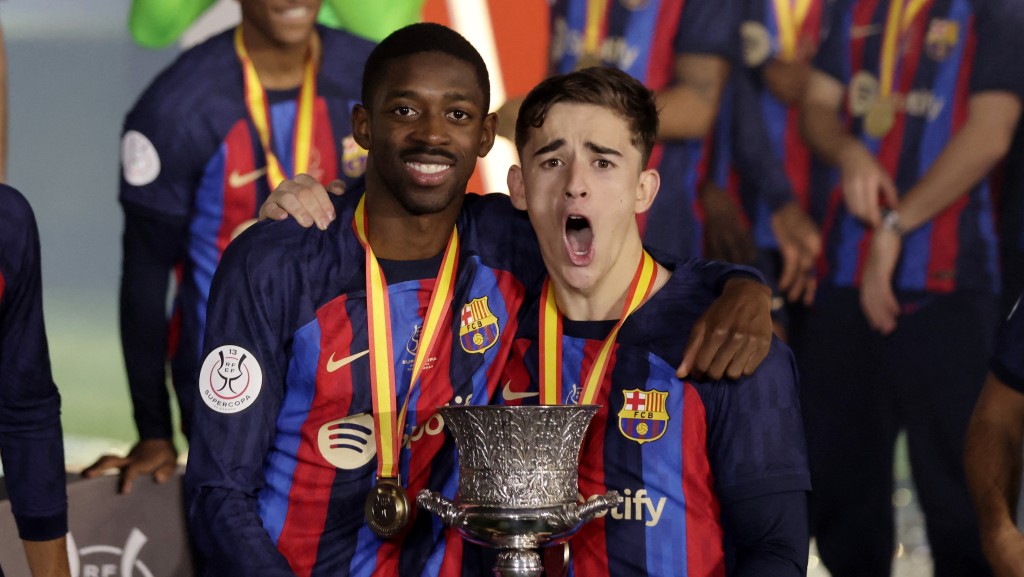 加維（右）成為西超盃決賽一傳一射最年輕的球員。Reuters