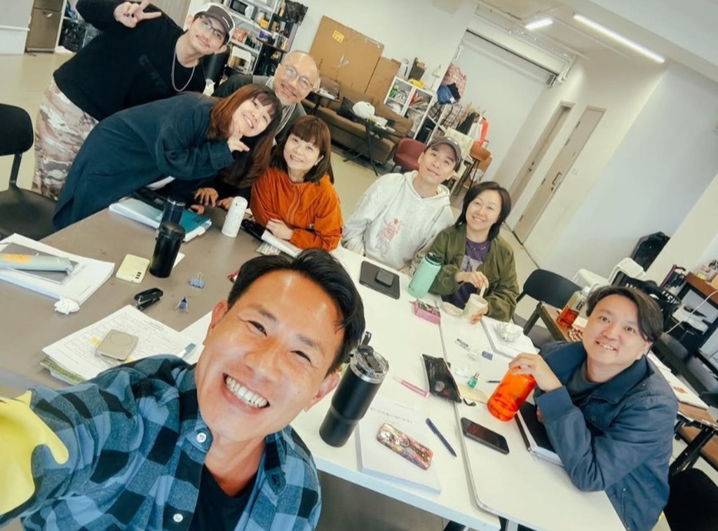 Lokman、阮韻珊、倪秉郎、阮小儀、阿祖、梁仲恆、胡麗英和導演陳焯威首次圍讀《關於那隻龜回魂的故事》劇本，已經好有火花。