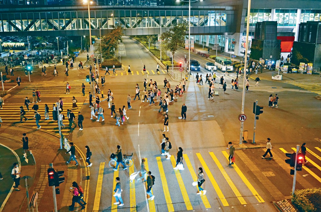 將軍澳唐俊街和寶邑路交界，不少市民為省時紛紛「打斜」過馬路。