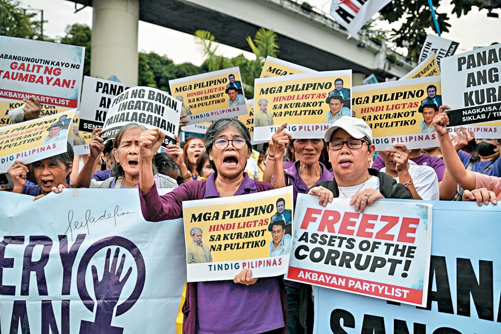 菲律賓示威者上周四在大馬尼拉地區的奎松市，舉行反貪污集會。