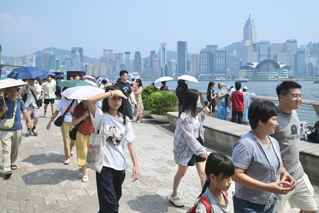 一直堅持少開冷氣的林超英月初坦言,今年有一日氣溫高達35度以上時,他亦差點「破戒」。陳浩元攝 一直堅持少開冷氣的林超英月初坦言,今年有一日氣溫高達35度以上時,他亦差點「破戒」。陳浩元攝