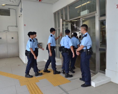 警員到場搜捕