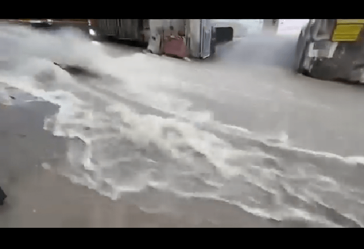 道路出現河水滾滾 道路出現河水滾滾