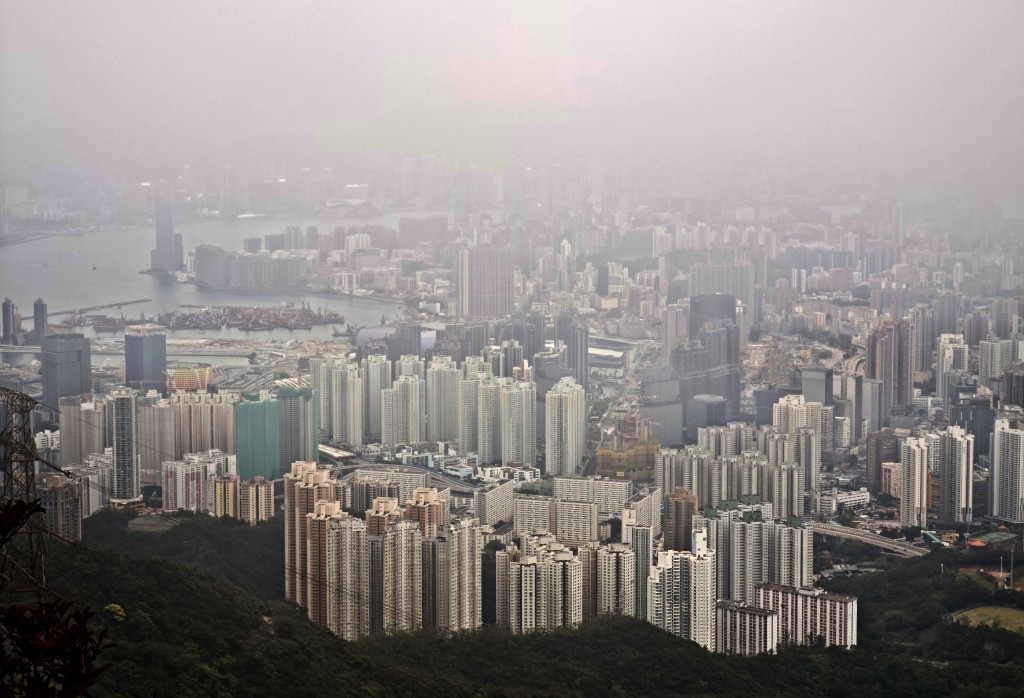 大批市民於飛鵝山等有利位置觀賞兼拍照。劉駿軒攝