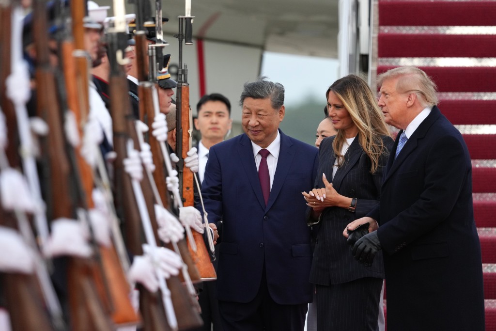 特朗普高規格親迎習近平，卻引發國內爭議。美聯社