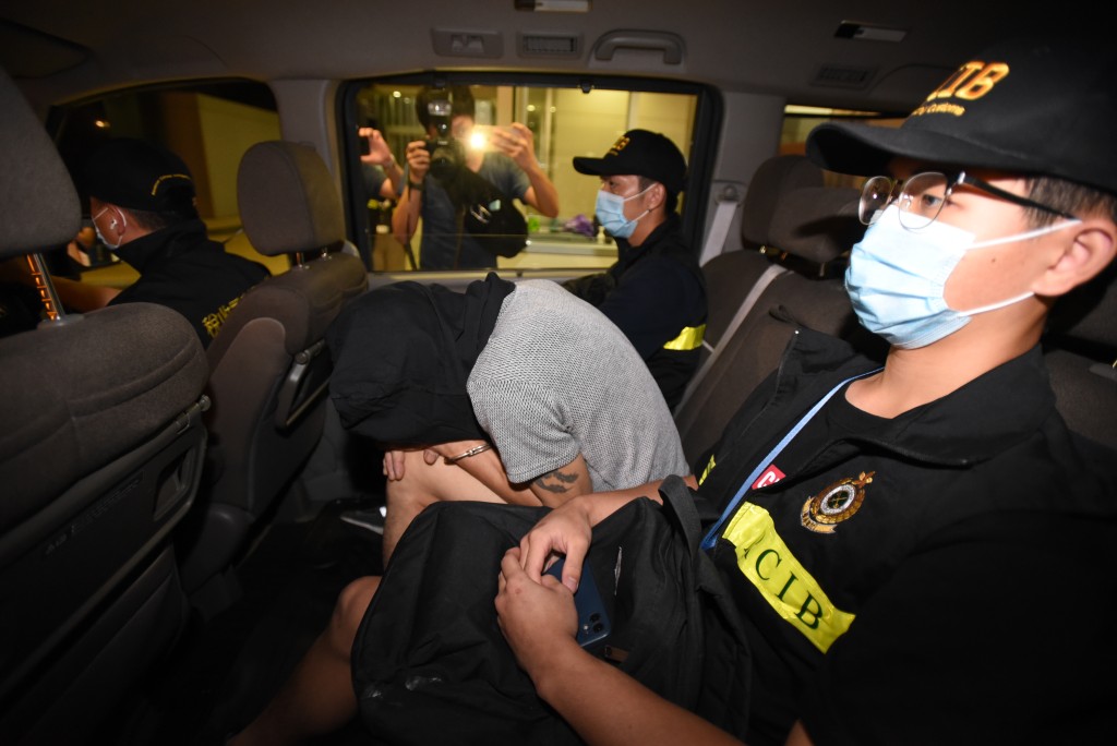 行动中，海关拘捕5名男子。