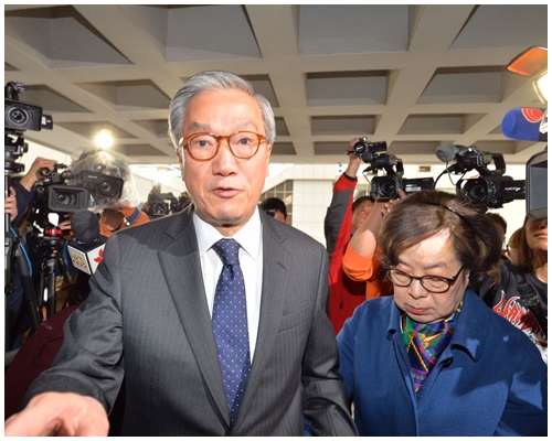 曾蔭培夫婦到庭。