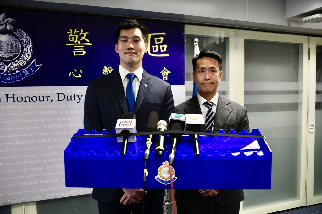 西區警區重案組高級督察郭愉勤（左）及商業罪案調查科反詐騙協調中心高級督察蘇傳禮（右）講述案情。