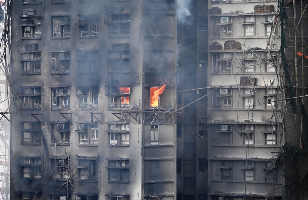 消防人員會在今天早上9時前完成對宏福苑七幢大廈所有單位的「爆破開門」程序。蘇正謙攝 消防人員會在今天早上9時前完成對宏福苑七幢大廈所有單位的「爆破開門」程序。蘇正謙攝