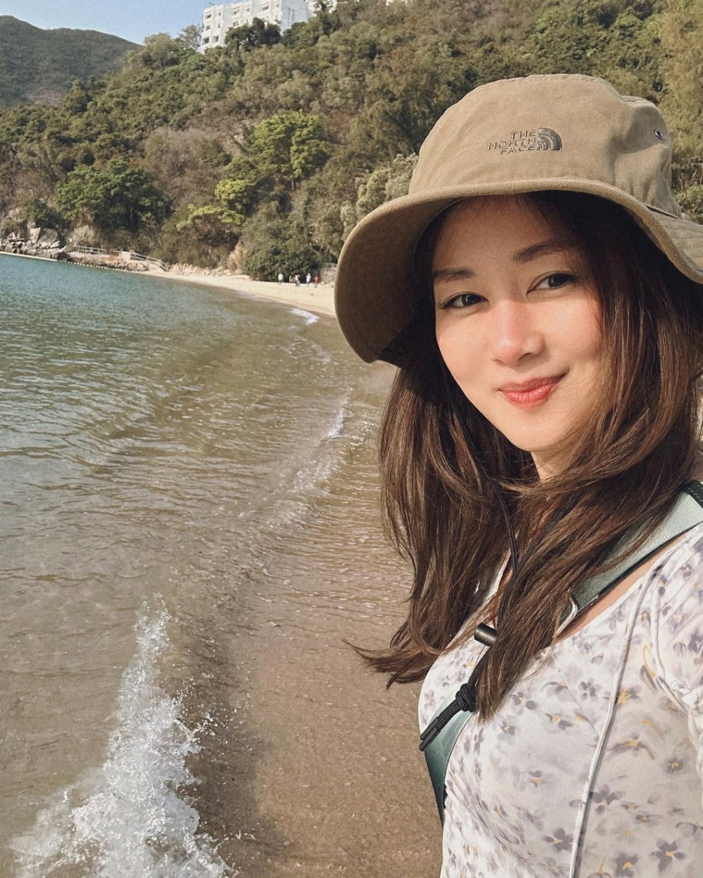岑丽香于IG上载数张日前一家四口到沙滩玩乐的照片，久未露面的岑丽香获赞童颜。