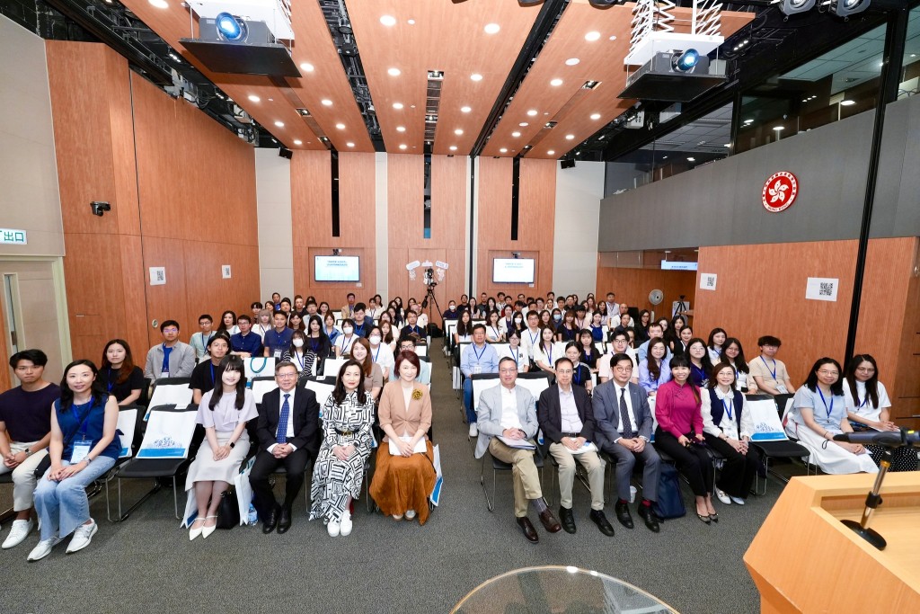 第三階段培訓計劃的學員分別來自18區地區青年社區建設委員會、地區青年發展及公民教育委員會和香港教育大學。林定國FB圖片 第三階段培訓計劃的學員分別來自18區地區青年社區建設委員會、地區青年發展及公民教育委員會和香港教育大學。林定國FB圖片