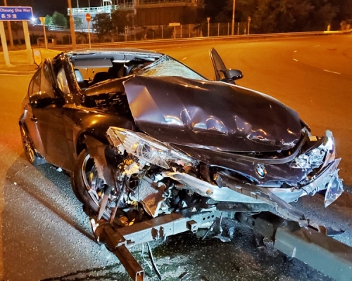 涉事私家車車頭嚴重損毀，擋風玻璃碎裂，有安全氣袋彈出，右前胎亦撞至變形。