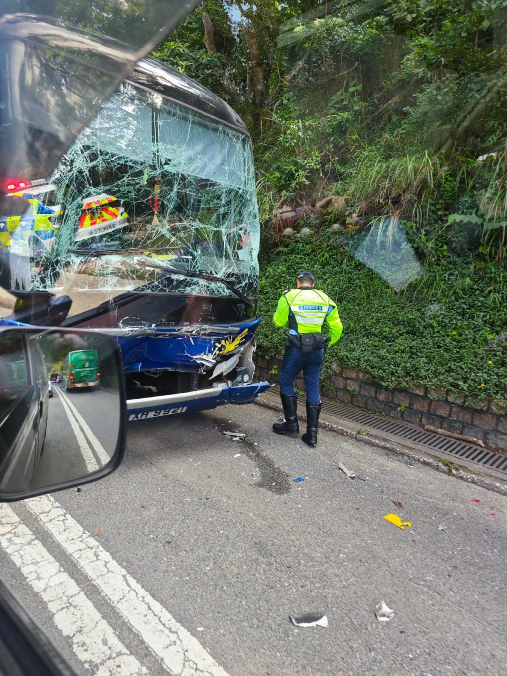 校巴車頭擋風玻璃爆裂。網上圖片