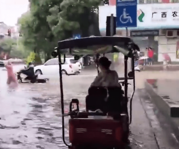 广西玉林暴雨，路人寸步难行。 网片截图