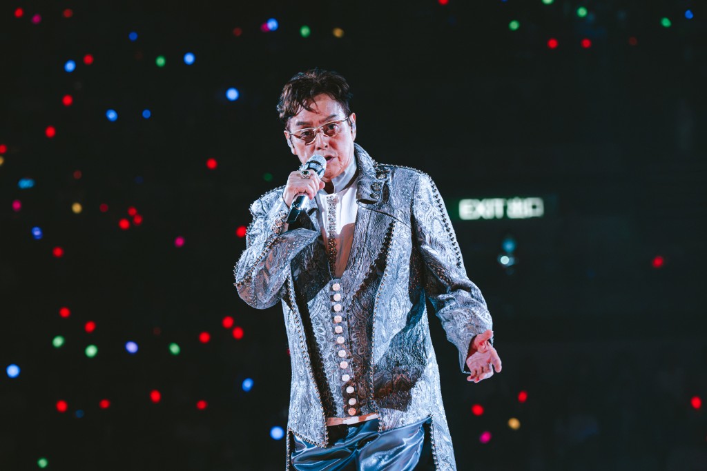 校長於9月18日(星期五)開展了「情不變篇」演唱會。 校長於9月18日(星期五)開展了「情不變篇」演唱會。
