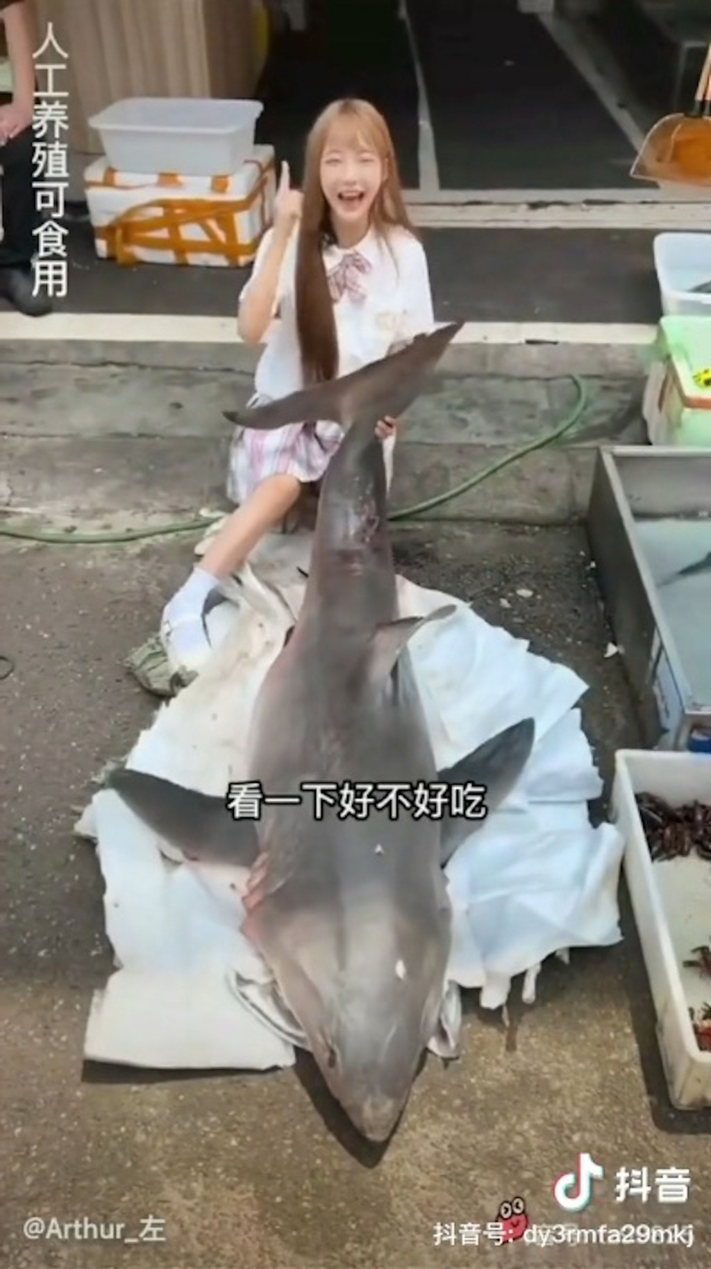 网红烹煮濒危鲨鱼食用，引起轩然大波。