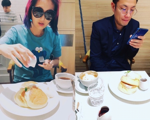 千嬅同丁子高在各自視角下，拍下這食甜品照。（ig圖片）