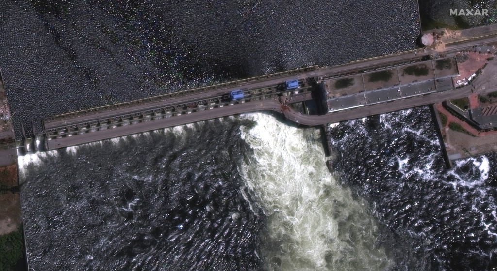 卫星图像显示乌克兰赫尔松地区的Kakhovka大坝被炸出一个大缺口。路透