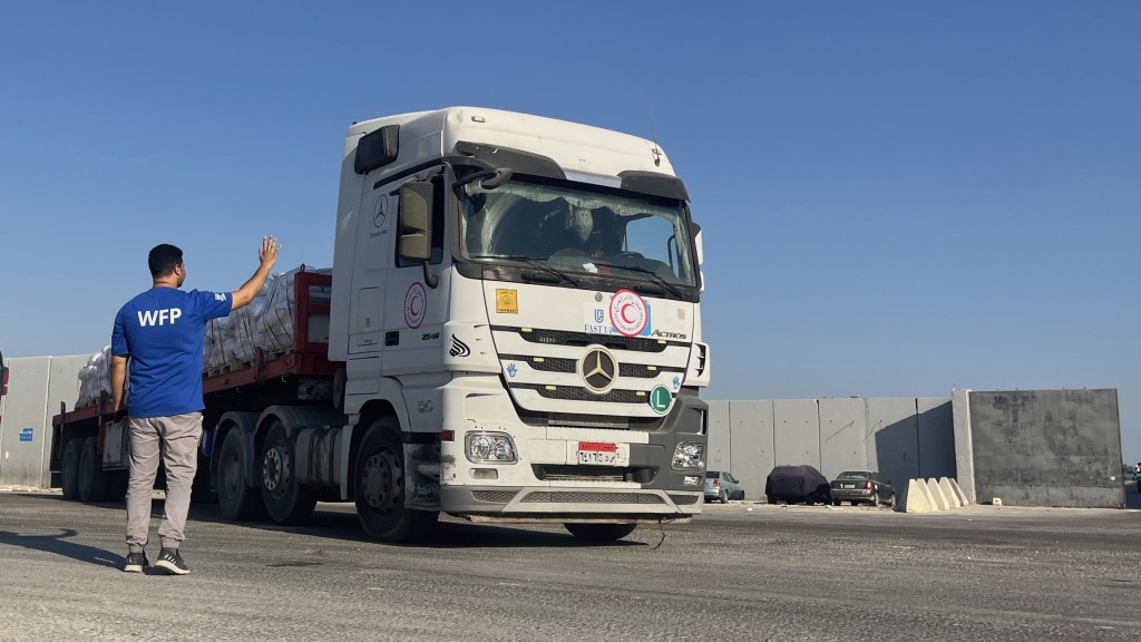 運載救援物資的車輛從埃及經拉法進入加沙。 美聯社