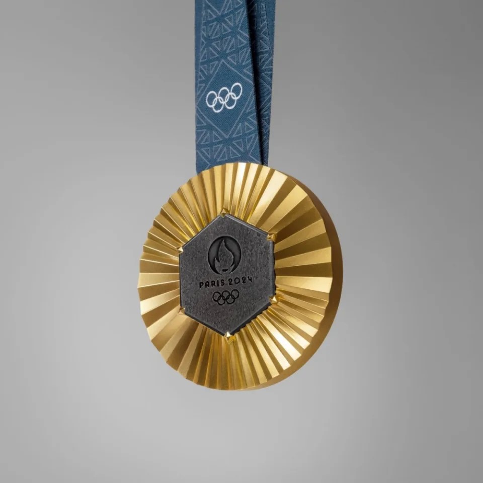 巴黎奥运会和奥残运会奖牌。中间黑色铁片来自巴黎铁塔。