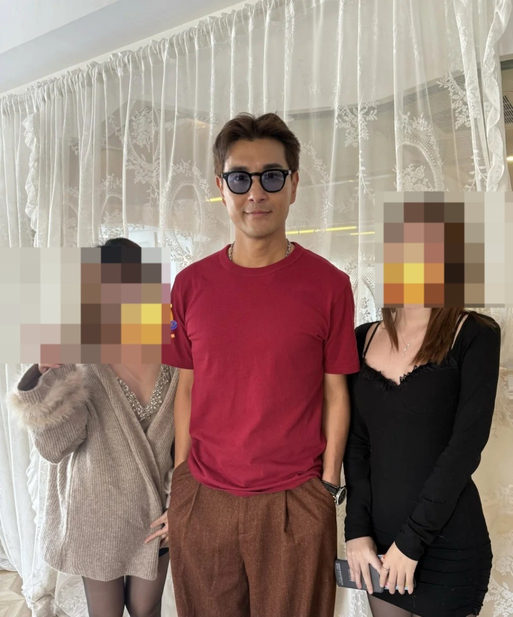 昨日(7日)有网民在小红书上发布了两张在深圳龙岗巧遇陈展鹏的合照。 昨日(7日)有网民在小红书上发布了两张在深圳龙岗巧遇陈展鹏的合照。