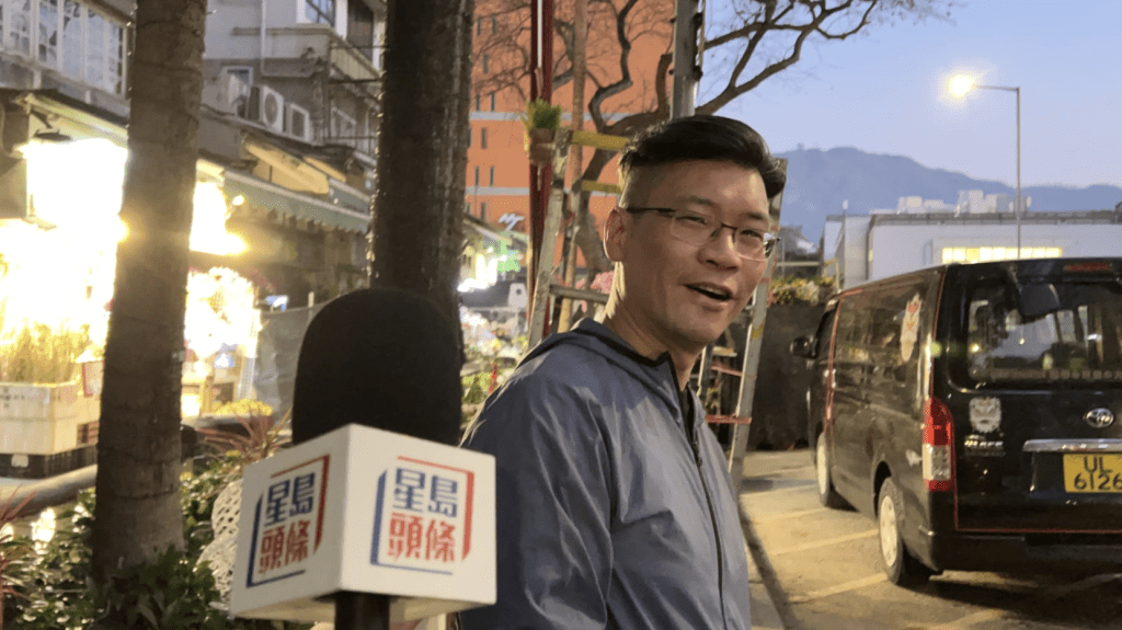 市民鄧先生今日一早來到花墟買花，為了買束靚花送給太太，加上今年情人節接近農曆新年，「順便買埋年花」。蔡楚輝攝