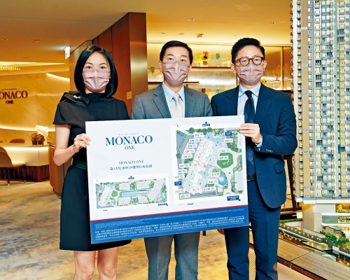 會德豐地產黃光耀(中)表示,MONACO ONE快開價,首批不少於99伙。(右)為楊偉銘、(左)為陳惠慈。