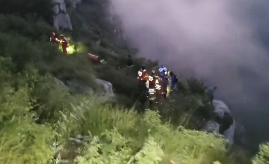 山西大命女堕百米悬崖，奇蹟“摄”入离地40米岩缝获救。山西蓝天救援队