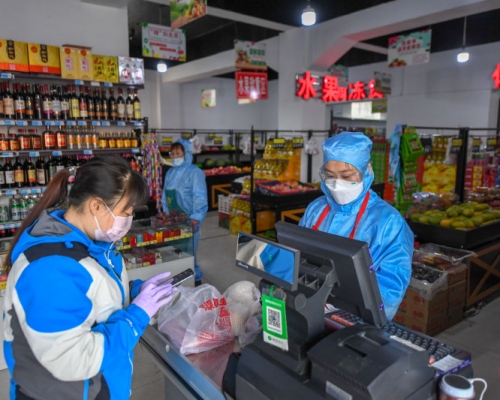 在吉林市舒蘭市舒蘭大街旁一家超市,市民選購商品。(新華社圖片)