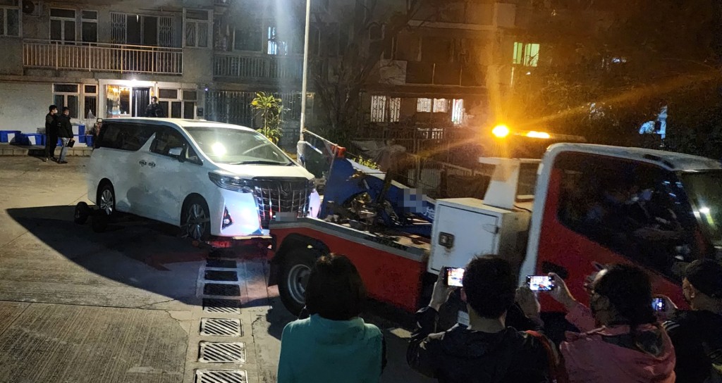 怀疑涉案七人车被拖走，警方在车上发现遗有血迹。