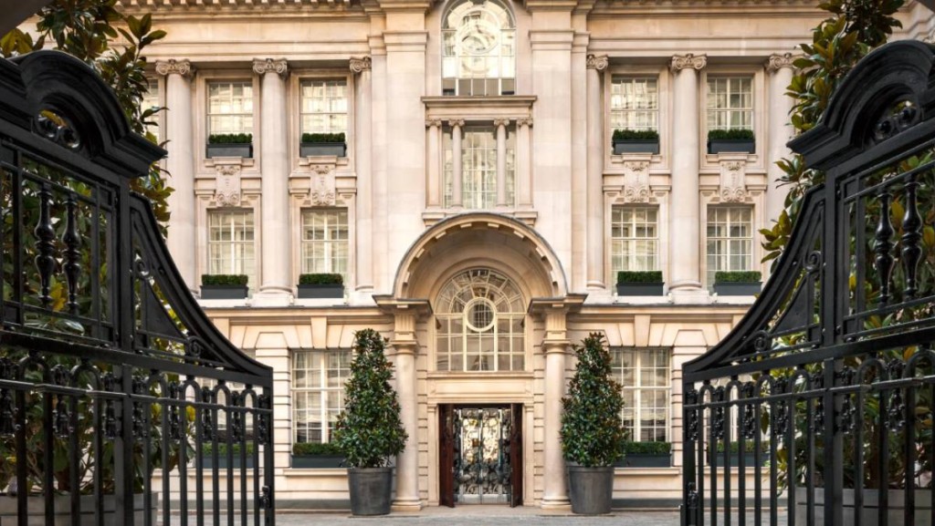 鄭家純家族據報聘請顧問 洽售倫敦瑰麗酒店