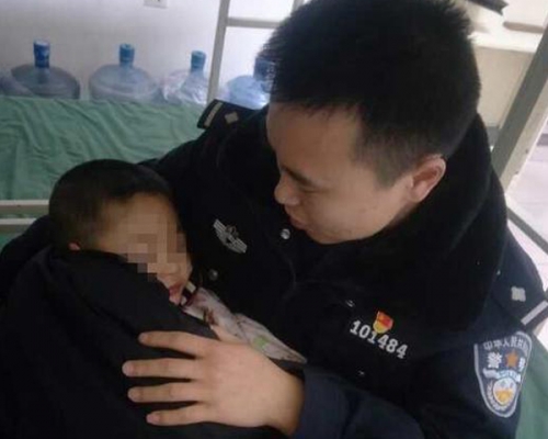 5歲浩浩深夜被人發現綁在樹上。  網圖