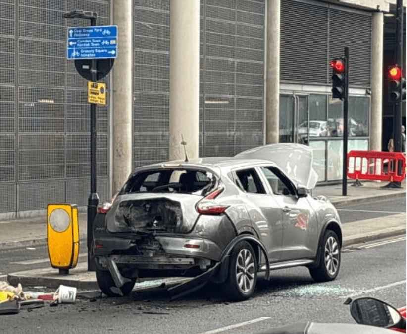 涉事的是一輛銀色私家車,車窗在爆破後碎裂,車身亦有損毀。X@LondonTrafficW1 涉事的是一輛銀色私家車,車窗在爆破後碎裂,車身亦有損毀。X@LondonTrafficW1