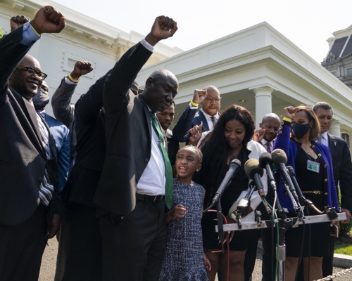 弗洛伊德女儿及其亲属与拜登会晤后接受记者采访。AP图片