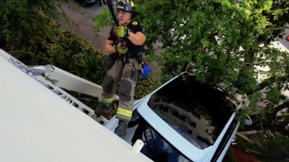 消防員游繩救出女司機。 Miami Fire Rescue