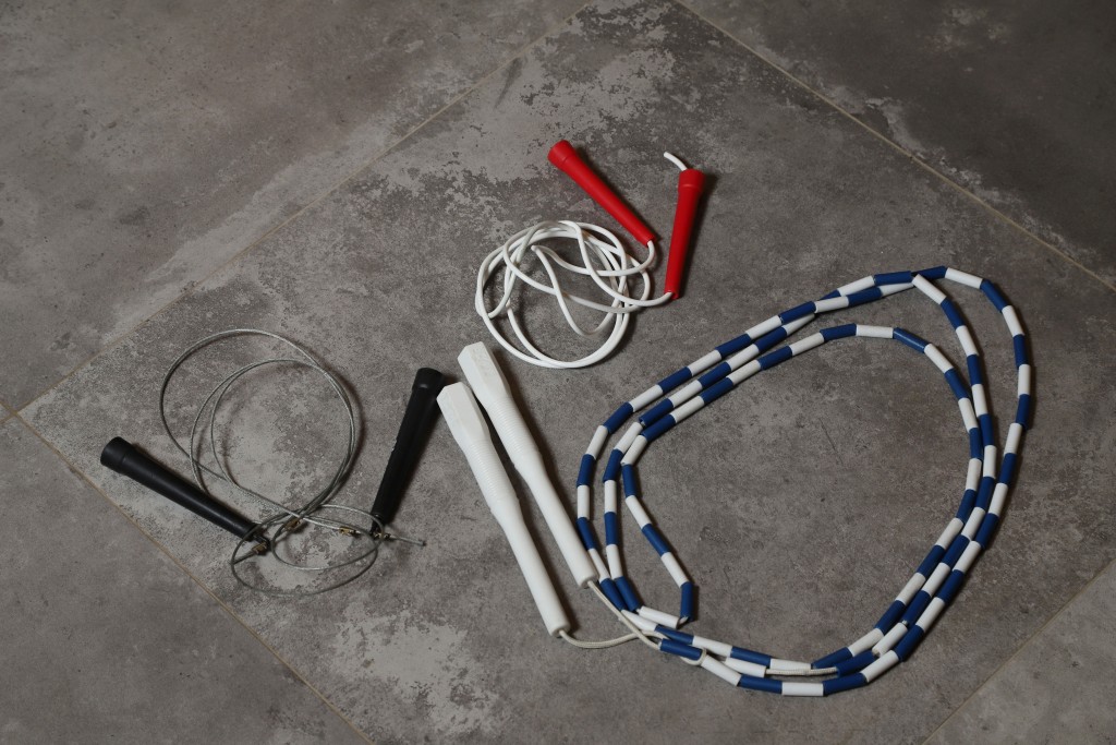 Ken Sir指用作花式跳繩的繩子可分為三類，右至左分別是拍子繩、速度繩及鋼絲繩。